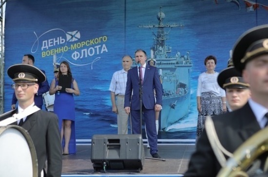 Романов поздравил жителей Понтонного с годовщиной основания посёлка и Днём Военно-Морского флота