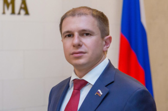 Романов отметил роль военно-морского парада в привлечении туристов в Петербург