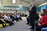 Руководитель фракции «Единая Россия» Сергей Неверов поднял тему реализации нацпроектов и госпрограмм
