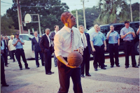 Баскетбольную майку Барака Обамы продали на аукционе за 120 тысяч долларов