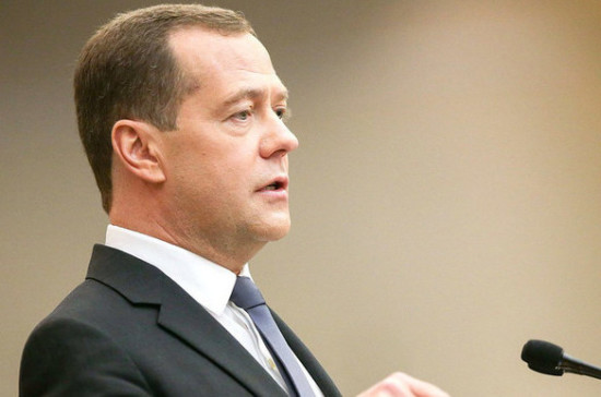 Медведев сообщил о необходимости советоваться с людьми при принятии решений по нацпроектам 