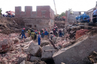 Под завалами на месте обрушения стены в Новосибирске ищут двух рабочих