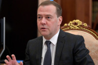 Власти продолжат оказывать поддержку российским вузам, сообщил Медведев