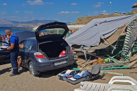 В Судаке автомобиль упал с обрыва на пляжную палатку