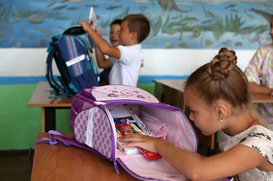 Воронежские депутаты помогли собраться в школу тысяче детей