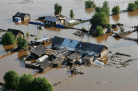 Полис помог пережить наводнение