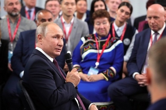 Решения о повышении зарплат медикам должны быть сбалансированными, считает Путин