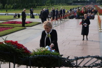 Матвиенко возложила цветы на Пискаревском кладбище в годовщину начала блокады  