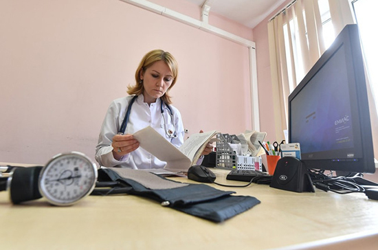 Электронные медкарты внедрят в России к концу 2019 года