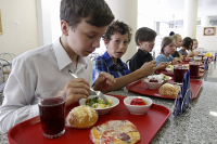 Минпросвещения подготовит единую модель организации горячего питания школьников