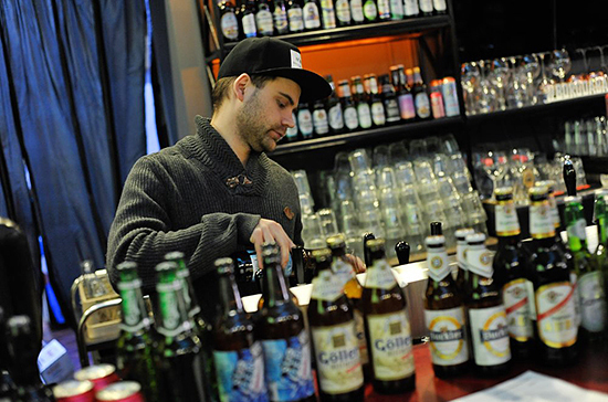 Роспотребнадзор поддержал запрет на продажу алкоголя в кафе в жилых домах