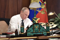 Путин отметил государственными наградами членов Совета Федерации