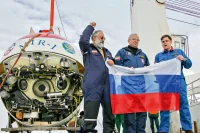 2007 год. Северный полюс. Экипаж глубоководного аппарата «МИР-1» вернулся на поверхность. Фото из личного архива А.Н. Чилингарова