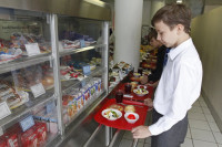 Госдума планирует рассмотреть законопроект о горячем питании школьников в конце октября