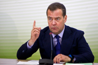 Медведев: малый бизнес в перспективе может обеспечить работой 50% россиян