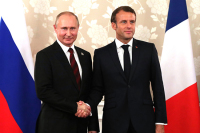 Песков: Путин и Макрон «перебросились парой слов» в Париже
