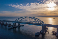 Более 700 тысяч грузовиков проехали за год по Крымскому мосту