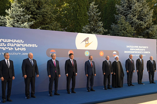 Путин ответил на выкрик грузинской журналистки на саммите в Ереване 