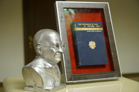 В Госдуме открыли выставку к 150-летию со дня рождения Махатмы Ганди