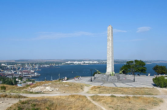 Крым отмечает 75-летие открытия обелиска Славы на горе Митридат