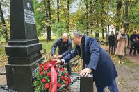В Петербурге отреставрировали памятник врачу Герману Альбрехту