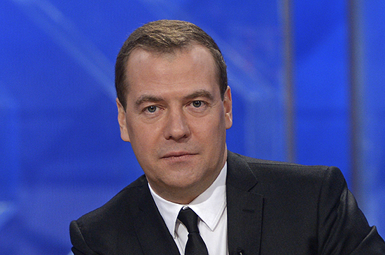 Медведев поручил завершить создание базы данных о людях с противопоказаниями к вождению