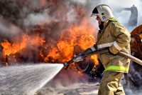 В Крыму сотрудник МЧС помог эвакуировать десять семей при пожаре в общежитии