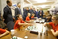 Перед соревнованиями парламентариев свои партии сыграли юные шахматисты