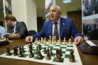 Николай Харитонов принимает участие в шахматном турнире