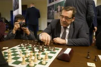 Сербский парламентарий за шахматной партией
