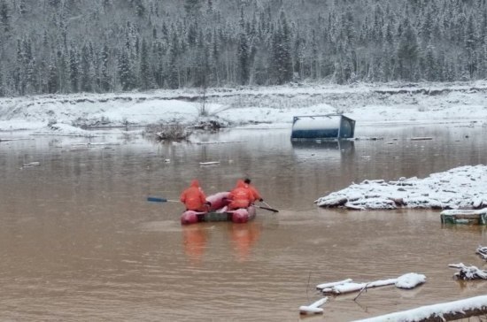 На месте прорыва дамб в Красноярском крае водолазы обнаружили три автомобиля