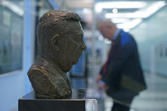 В Госдуме открылась выставка, приуроченная к 90-летию Евгения Примакова