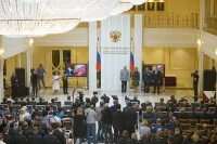 В мероприятии приняли участие заместители Председателя СФ Галина Карелова, Ильяс Умаханов, Юрий Воробьев, члены Совета Федерации, а также приглашенные гости — герои России и Труда.