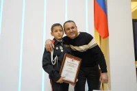 Батхиёр Усманов спас друга, упавшего в коллектор с кипятком.