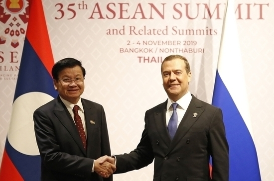 Медведев в Бангкоке встретился с премьер-министром Лаоса