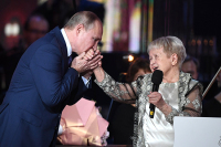 Путин наградил Пахмутову орденом Андрея Первозванного