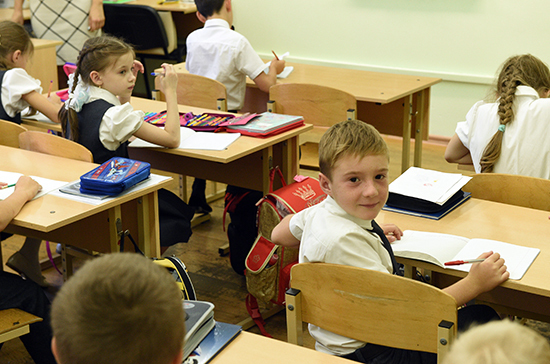 Госдума приняла закон о зачислении братьев и сестёр в одну школу