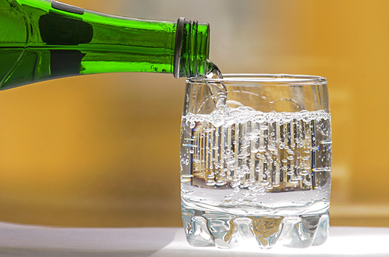 Наказание на подделку минеральной воды предложили ужесточить