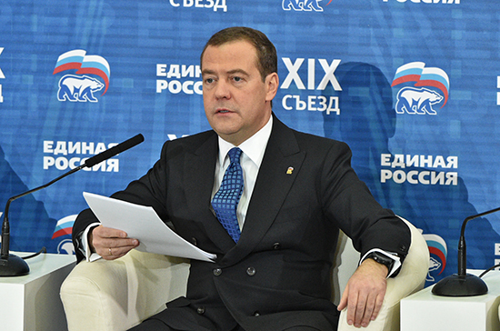 Медведев вручил Аксёнову партбилет «Единой России» 