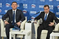 Секретарь Генсовета партии, вице-спикер Совета Федерации Андрей Турчак и лидер «Единой России», премьер-министр Дмитрий Медведев
