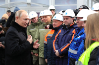 Путин поручил подготовить предложения о представлении к наградам строителей М-11
