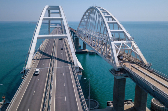 Художники нарисовали символический портрет строителя Крымского моста