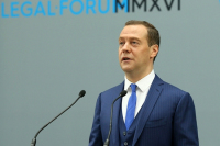 Медведев: закрывать YouTube в России никто не собирается