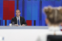 Необходимо подтолкнуть рост экономики, заявил Медведев