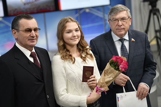 В Совфеде вручили паспорта победителям конкурса «Мы — граждане России!»