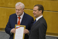 Медведев наградил депутатов Госдумы правительственными наградами