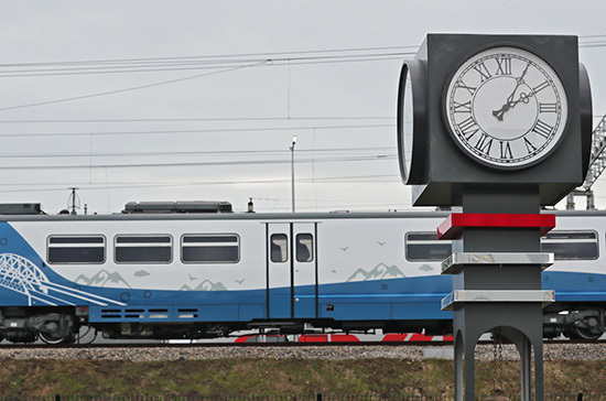 Эксперт назвал вмешательством реакцию США на запуск поездов в Крым