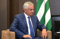 Президент Абхазии Хаджимба отказался уходить в отставку 