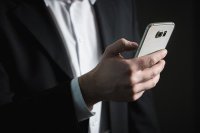 Россиян призвали ограничить длительность разговора по мобильному двумя минутами