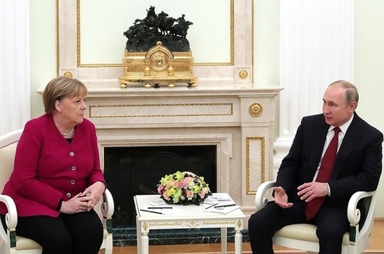 Путин назвал переговоры с Меркель интересными и содержательными